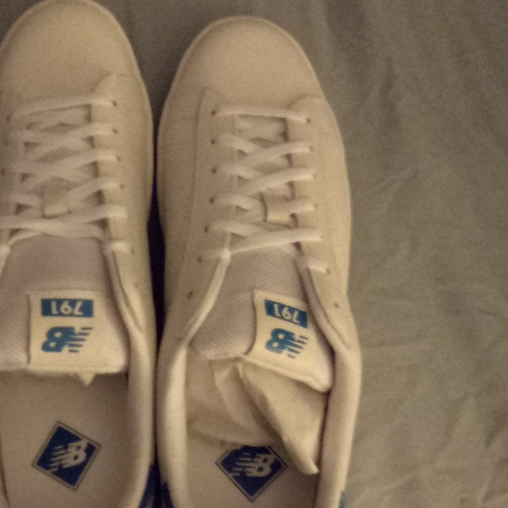 Sports shoes